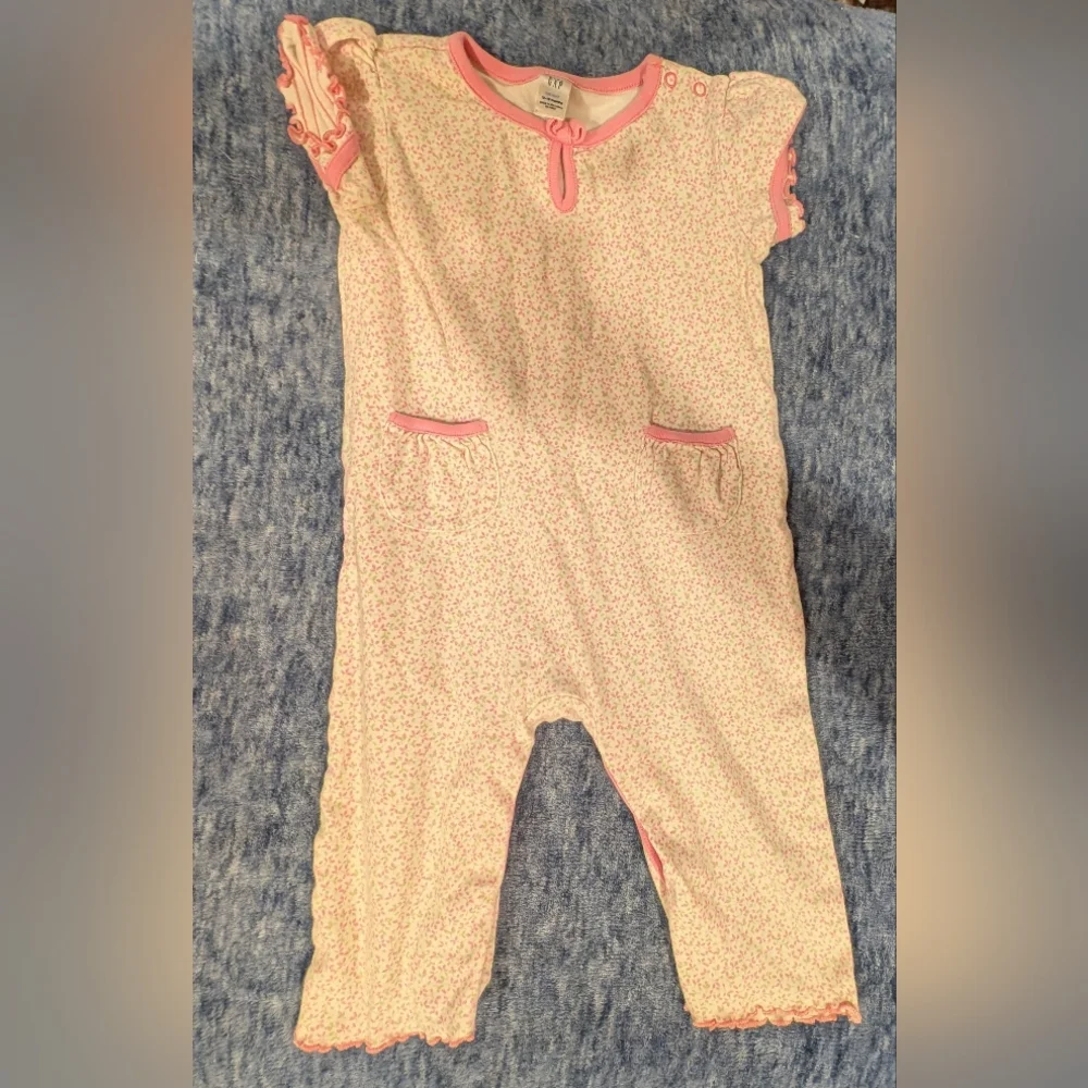 GAP 12-18M Baby Onesie with Pink Floral Design